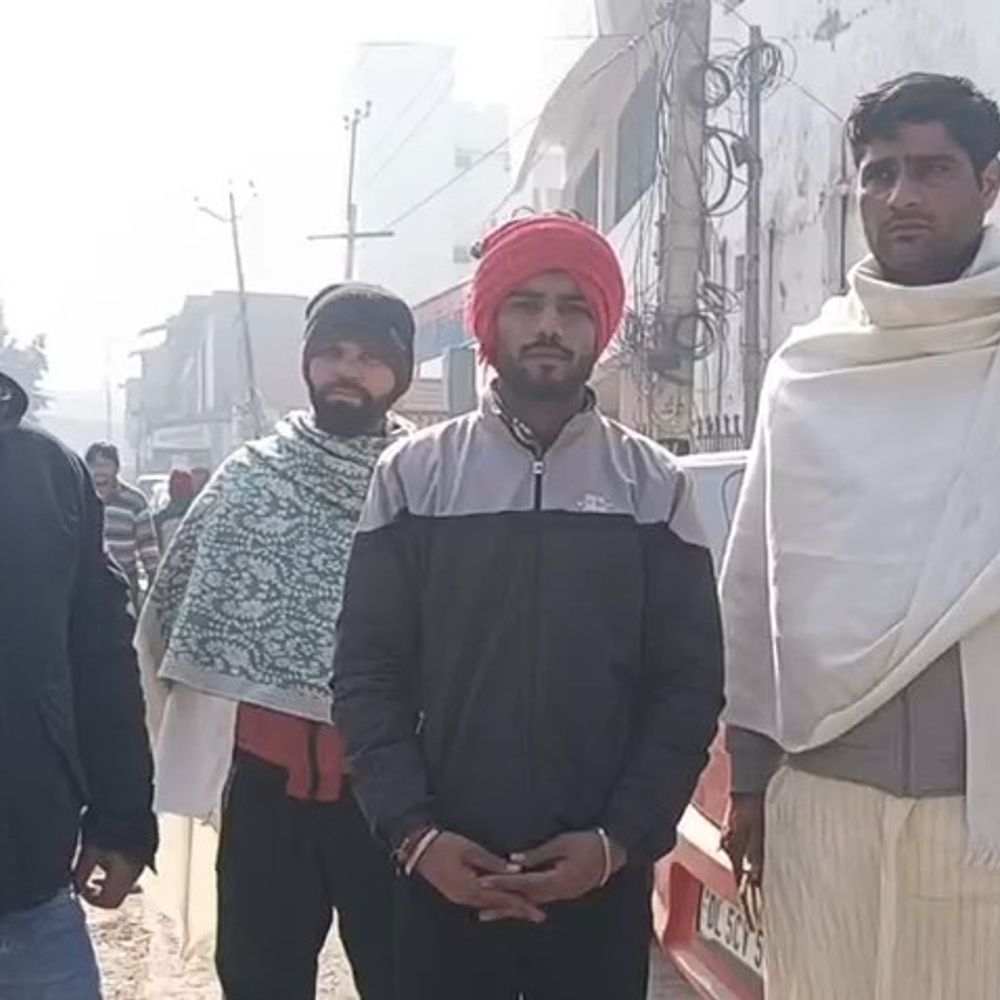 बागपत में दबंगों पर बंधक बनाकर मारपीट का आरोप:पीड़ित परिवार ने एसपी कार्यालय में की शिकायत , जांच के दिए आदेश