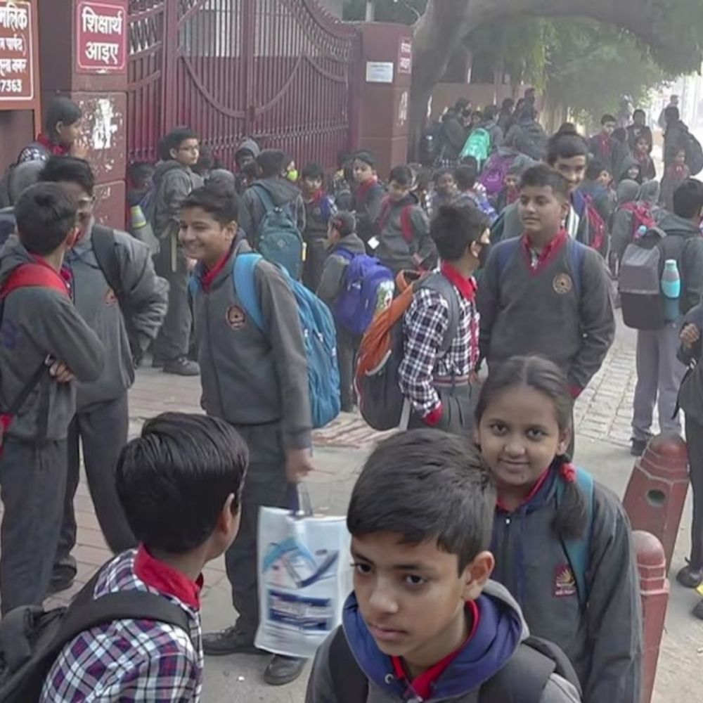 डीग में स्कूलों की छुट्‌टी एक दिन बढ़ाई:शीतलहर को देखते हुए जारी किया आदेश, 8वीं तक के बच्चों का रहेगा अवकाश