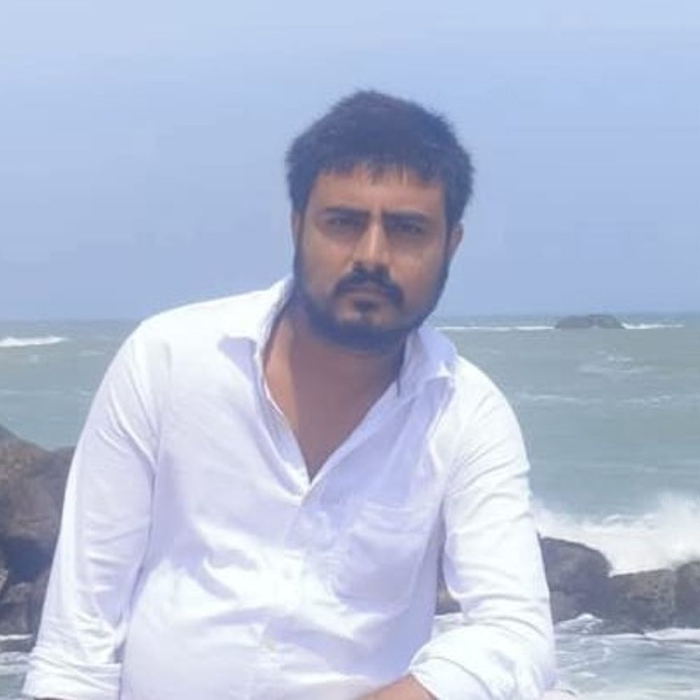 कन्नौज में युवक के छत से गिरने का VIDEO:घटना के बाद मकान से निकलता दिखा एक युवक, परिजनों ने लगाया हत्या का आरोप