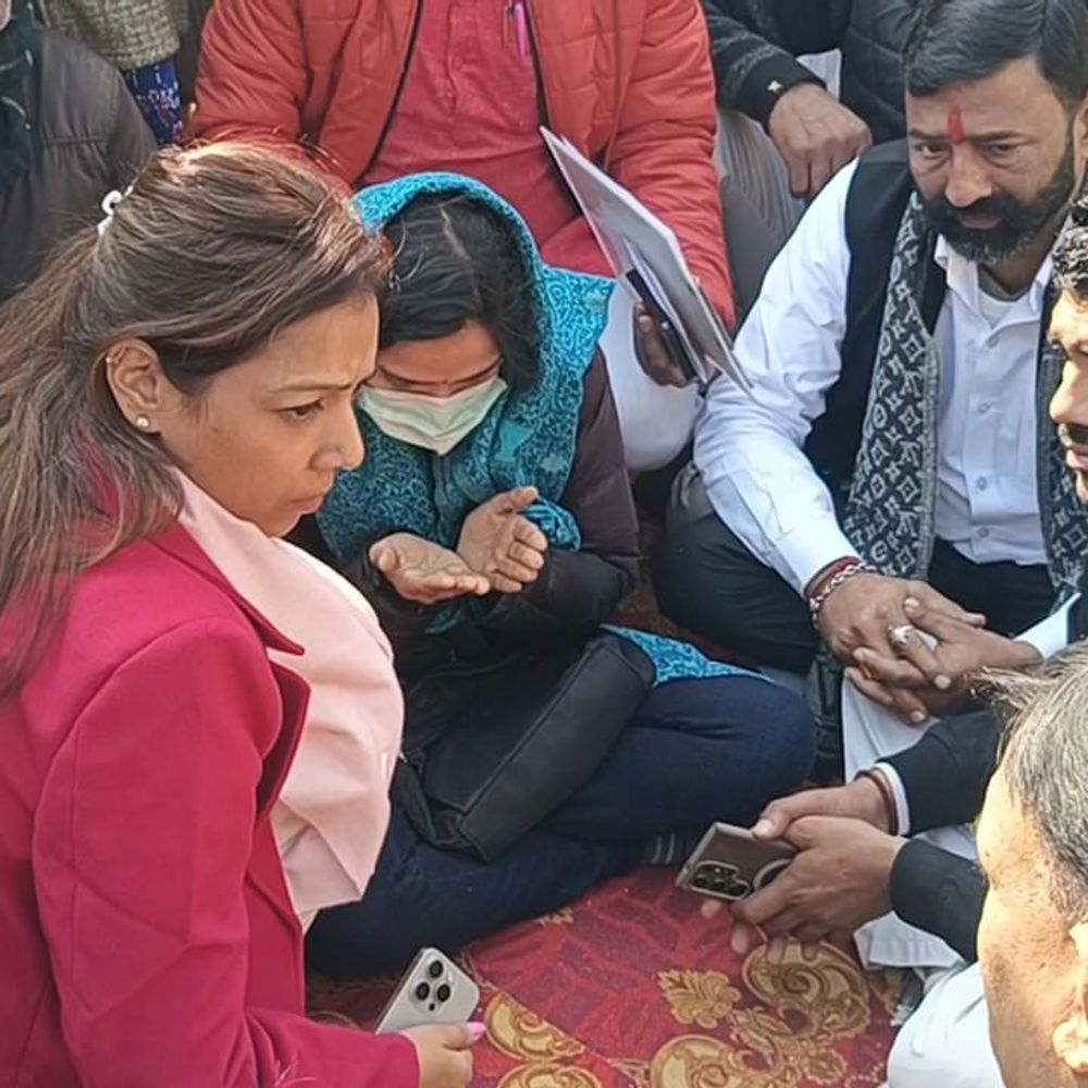 शिक्षिका ने राष्ट्रपति को खून से पत्र लिखा:प्रबंधन पर उत्पीड़न का आरोप, कलेक्ट्रेट में धरना, DM ने कार्रवाई का आश्वासन दिया