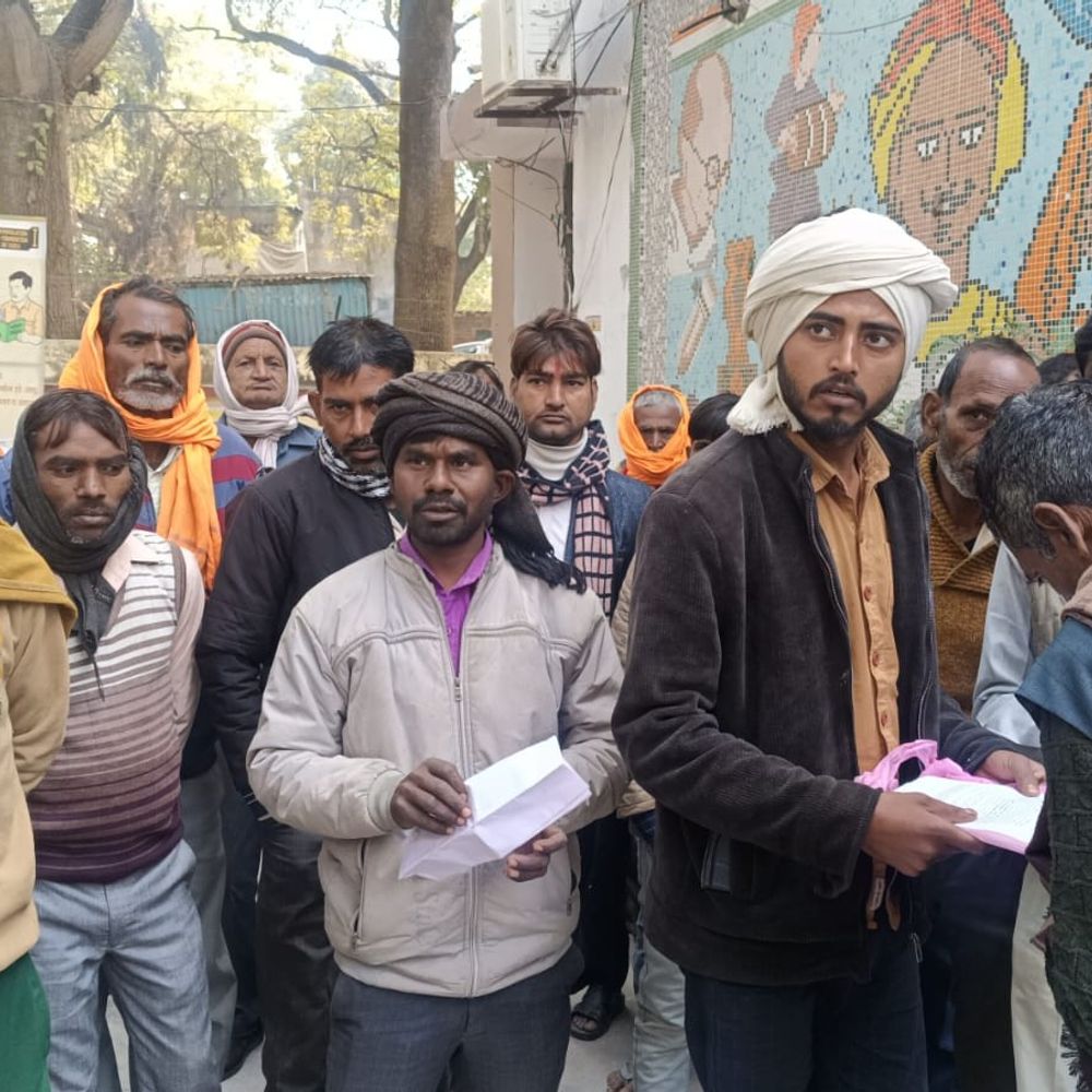 सीमा स्तंभ उखाड़े गए, लेखपाल पर आरोप VIDEO:भू-माफियाओं से सांठगांठ का दावा, ग्रामीणों को लाठी-डंडों से दौड़ाया