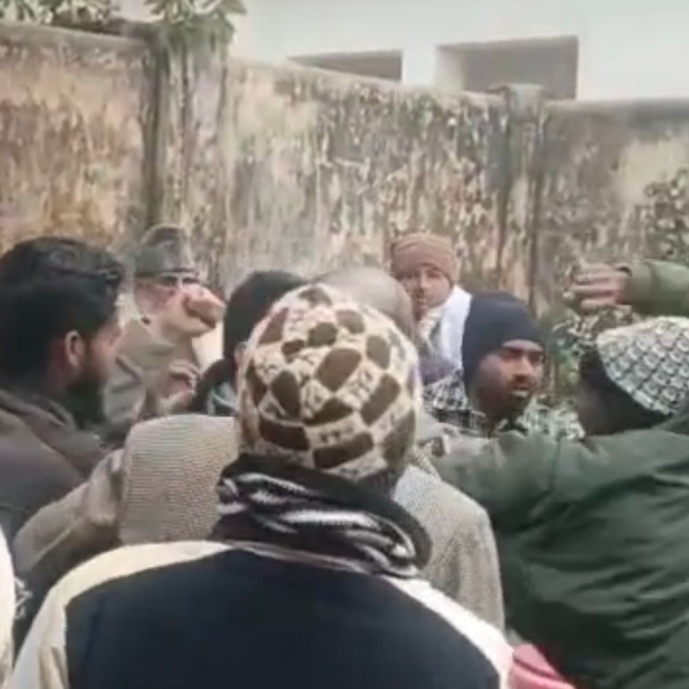 प्रियंका गांधी के जन्मदिन पर बिजनौर में भिड़े कांग्रेसी,VIDEO:केक काटने के बाद फोटो खिंचवाने को लेकर भिड़े, जमकर चले लात घूंसे