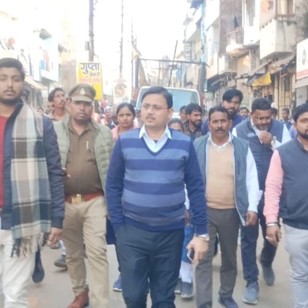 सुलतानपुर में अतिक्रमण हटाओ अभियान, 6500 जुर्माना वसूला:शहर में दुकानों के सामने और फुटपाथ पर अतिक्रमण कर कब्जे के खिलाफ कार्रवाई