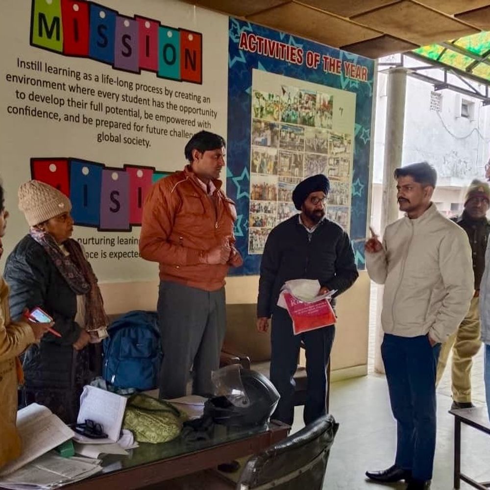 सहारनपुर में नगर आयुक्त ने मतदान केंद्रों का किया निरीक्षण:बोले- मतदाता सूची शुद्धिकरण अभियान में कोई पात्र मतदाता न छूटे