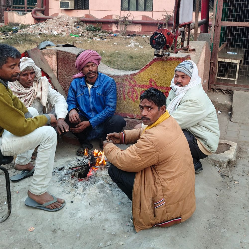 हाथरस में शीतलहर का प्रकोप, न्यूनतम तापमान 5 डिग्री:बर्फीली हवाओं से ठिठुरन बढ़ी, ट्रेनें लेट, सामान्य दिनचर्या प्रभावित