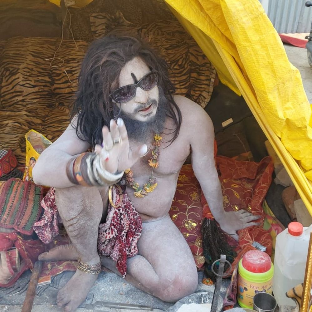 माघ मेले में आए 'सेंट वाले बाबा':श्मशान से लाए सेंट से देते आशीर्वाद, गाते हैं 'कोई न परमानेंट' भजन