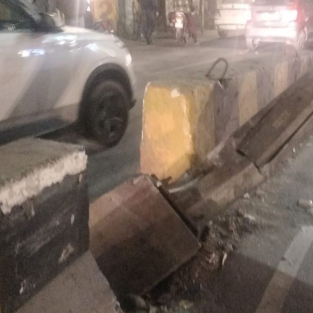 मुरादाबाद में घने कोहरे में कार डिवाइडर से टकराई:स्मार्ट सिटी के सीसीटीवी पोल उखड़े, कोई हताहत नहीं