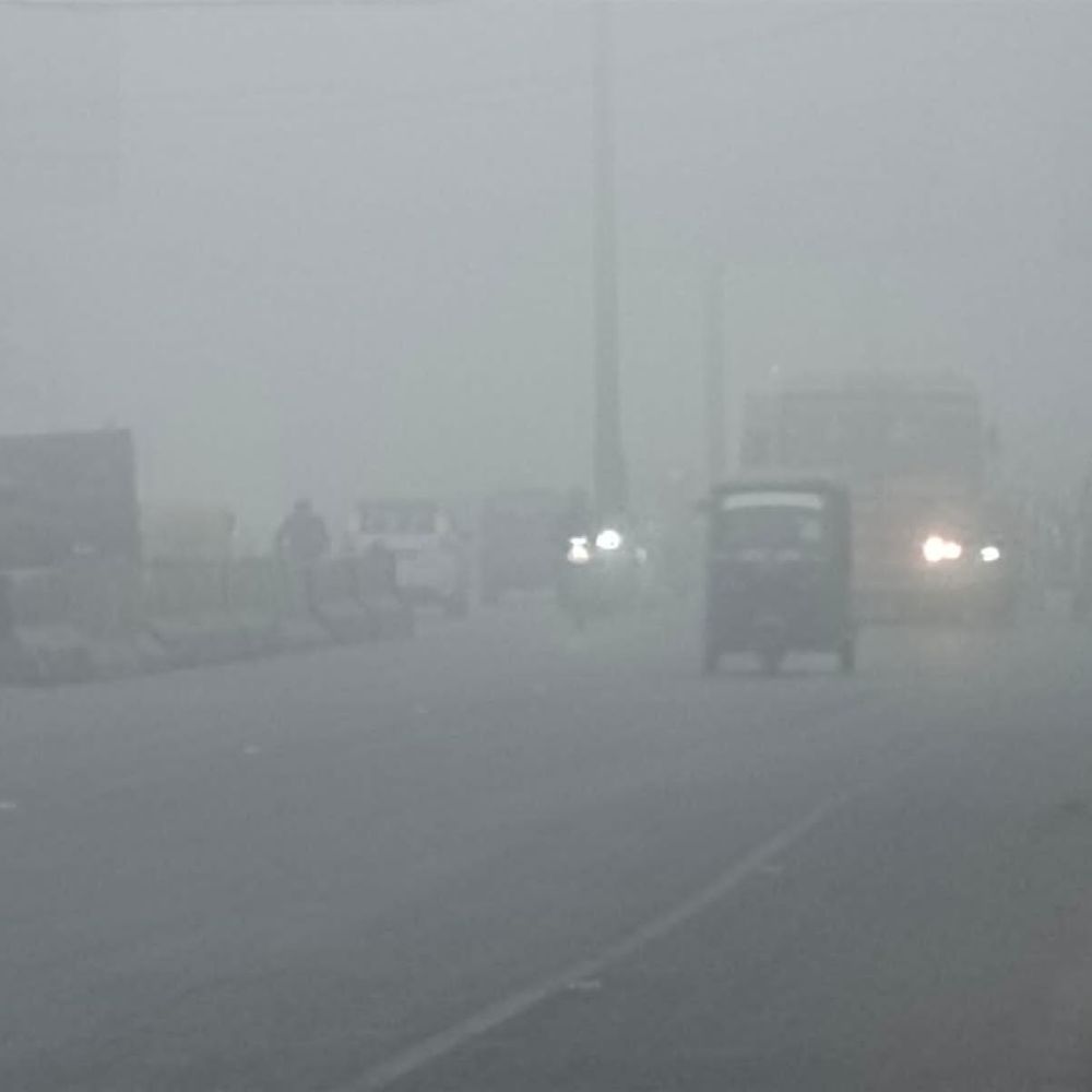 मुरादाबाद में घना कोहरा:गलन बढ़ी, सर्द हवाएं परेशान कर रहीं, कई ट्रेनें लेट