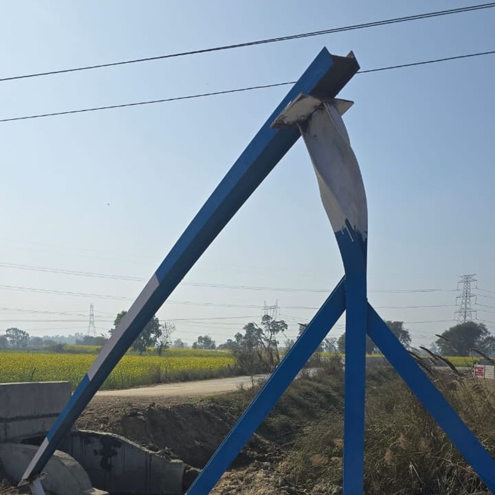 ग्रेटर नोएडा: खनन माफियाओं ने तोड़ा सिंचाई विभाग का बैरियर:डम्पर निकालने के लिए क्षतिग्रस्त किया, ग्रामीणों ने की शिकायत