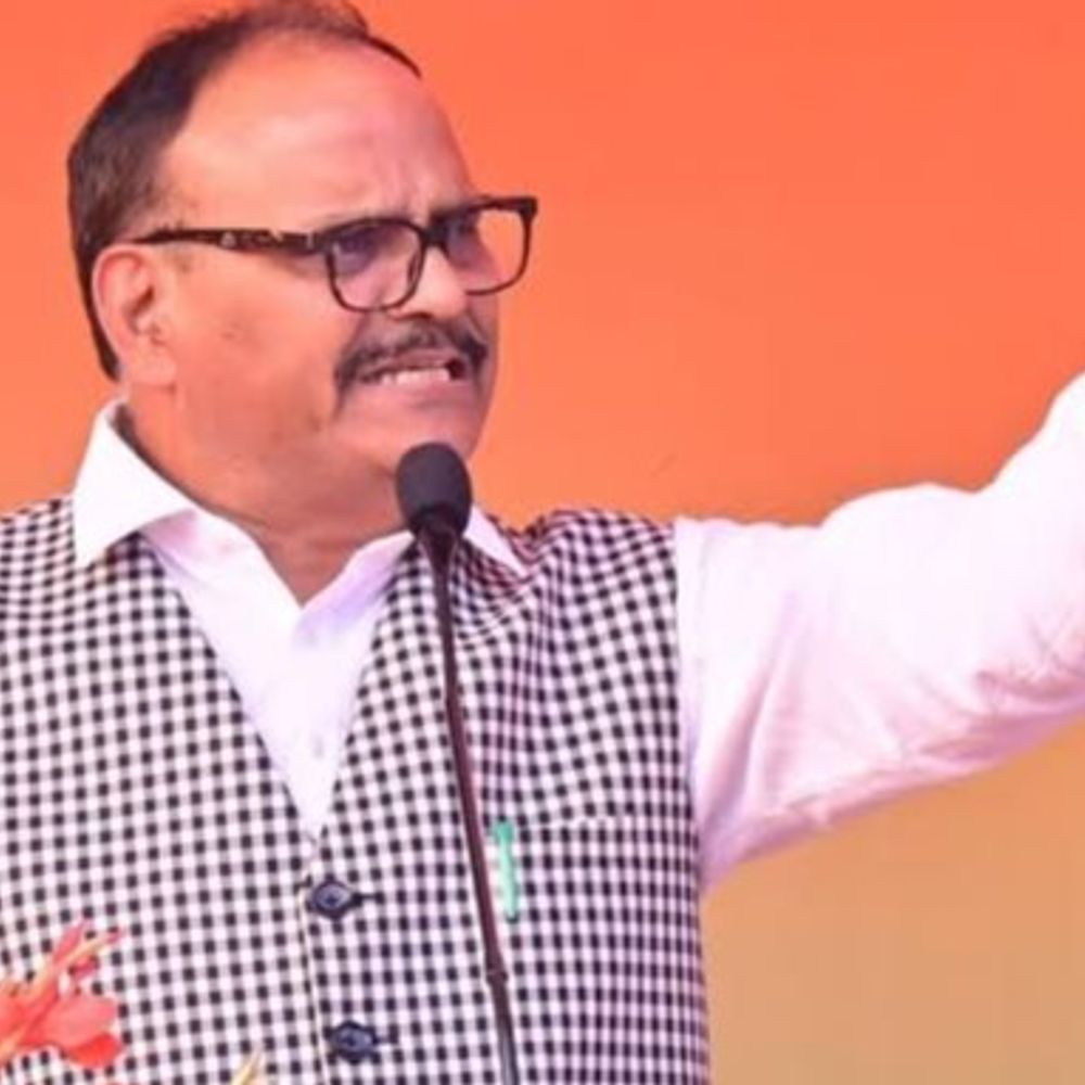 यूपी के 17 लापरवाह मेडिकल अफसर बर्खास्त:लखनऊ के 4 डॉक्टरों से जवाब-तलब, 3 को चेतावनी