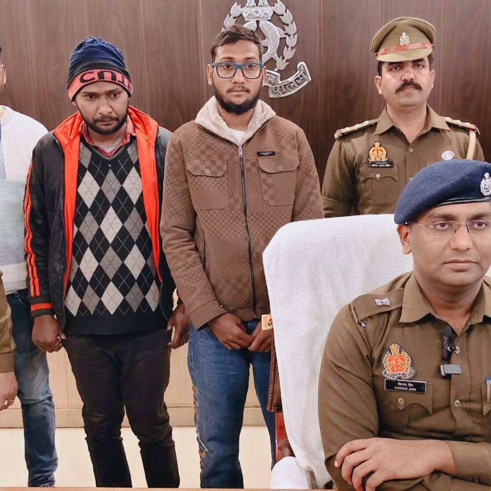 आजमगढ़ में फर्जी फेसबुक ID से ठगी:2 आरोपी गिरफ्तार, विदेश से ऑपरेट हो रहा था