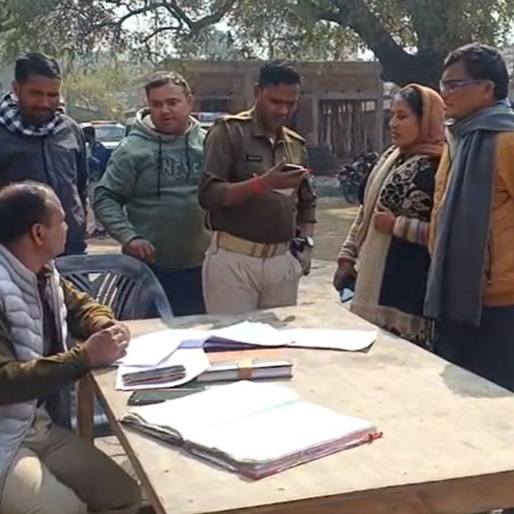 पलामू में फर्जी बाबा ने पर्यवेक्षिका को ठगा:  खुद को बाबा बागेश्वर का अनुयायी बताया, बेटे पर संकट बताकर 10 लाख के जेवर और कैश ले गया – Palamu News