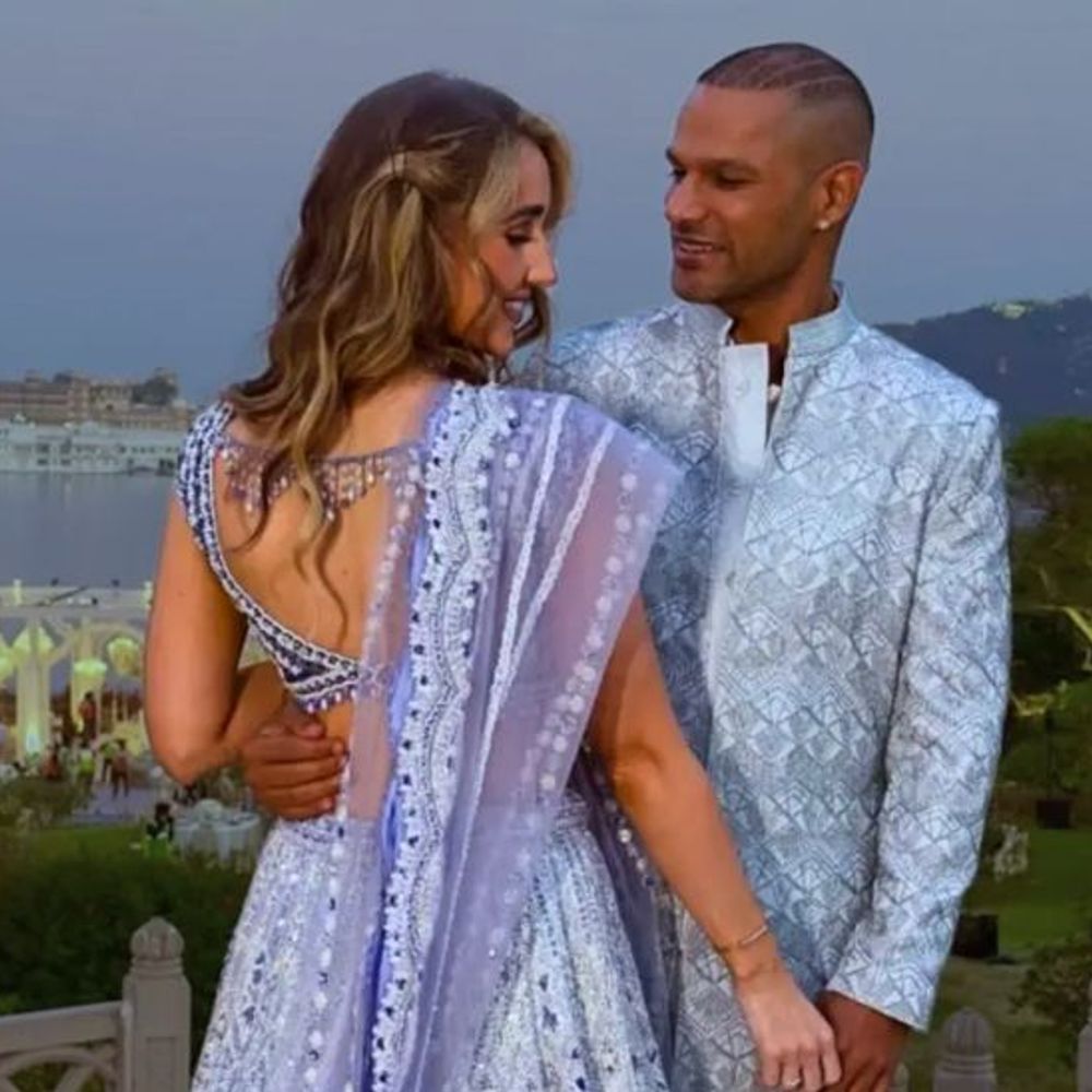 शिखर धवन ने गर्लफ्रेंड सोफी शाइन से की सगाई:अमेरिकी कंपनी में वाइस प्रेसिडेंट हैं सोफी, UAE में हुई थी पहली मुलाकात