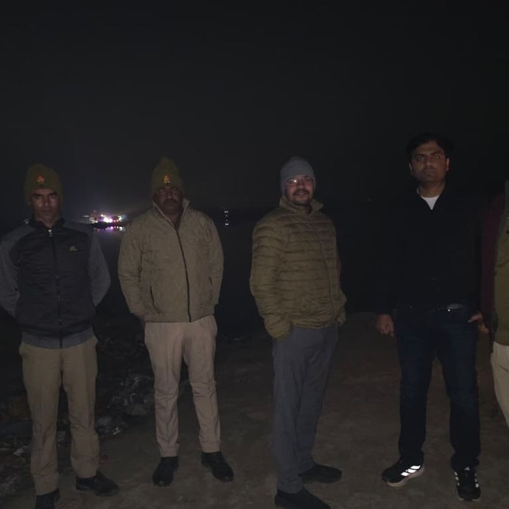 यमुना में अवैध खनन पकड़ा:3 जेसीबी जब्त, गाजियाबाद और दिल्ली पुलिस ने की कार्रवाई