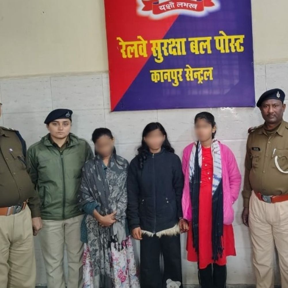 परिजनों से नाराज छात्राएं बिहार से पहुंची कानपुर:दिल्ली जाने से पहले RPF ने 3 नाबालिगों को किया बरामद, ट्रेन से उतरकर स्टेशन पर घूम रही थी