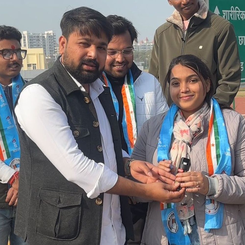 प्रियंका-गांधी के जन्मदिन पर एनएसयूआई ने छात्राओं को बांटे मिर्च-स्प्रे:केक काटकर मनाया जश्न, स्प्रे के इस्तेमाल का तरीका बताया