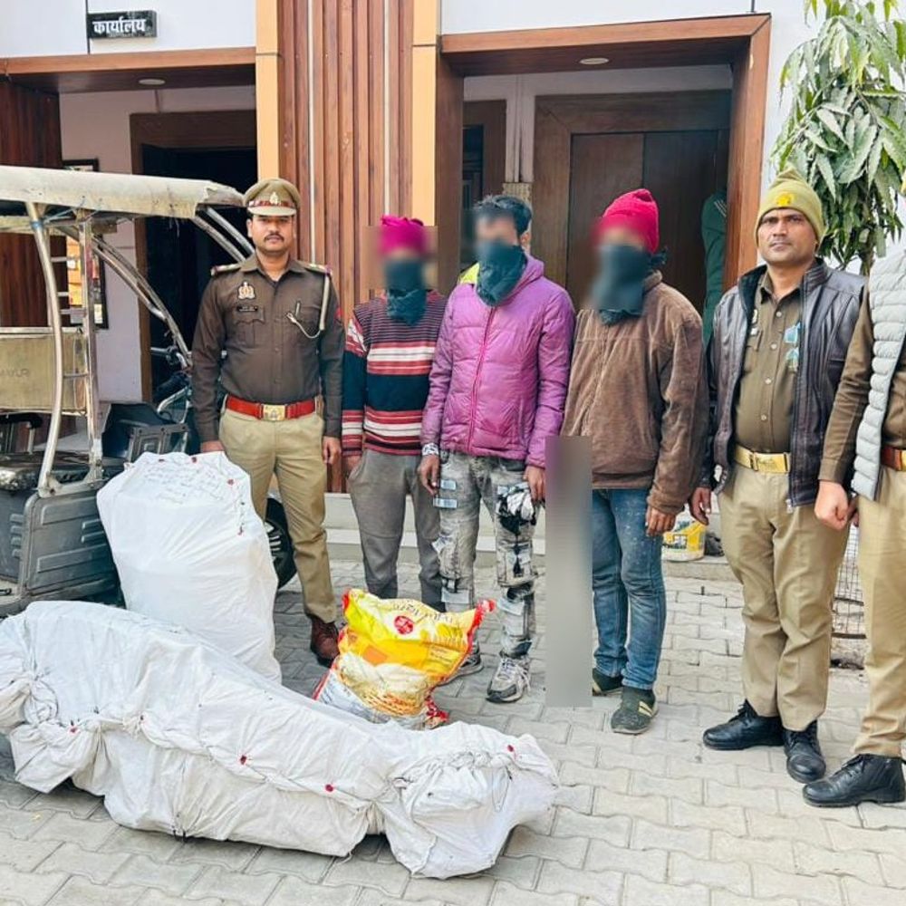 आगरा पुलिस ने तीन वाहन पार्ट्स चोरों को किया गिरफ्तार:मौके से एक स्कूटी ई-रिक्शा और वाहन खोलने के औजार बरामद