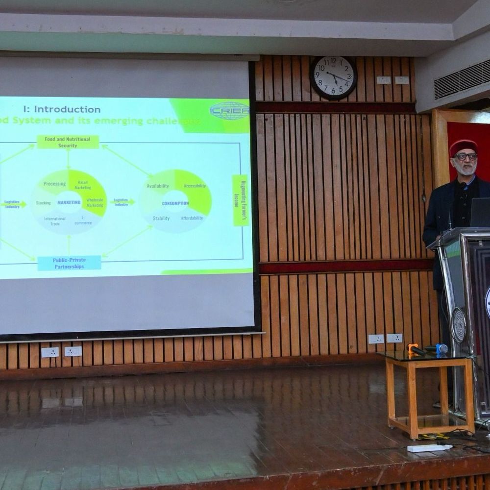 खाद्य-सुरक्षा से मिट्‌टी, जल व वायु पर बन रहा दबाव:कृषि नीतियों और नई तकनीकी पर आईआईटी में हुआ लेक्चर