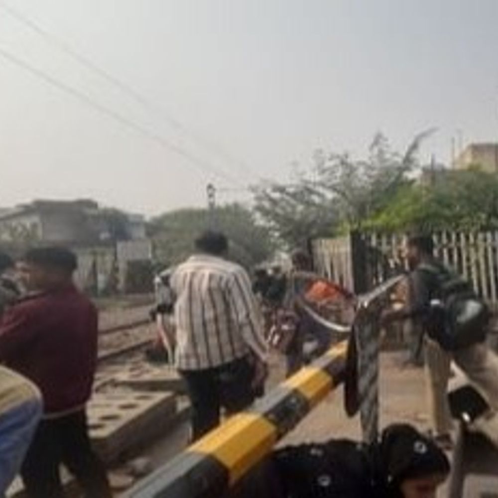 आगरा-शाहगंज रेलवे फाटक बंद:वैकल्पिक मार्ग से निकलेंगे वाहन, 6 दिन लोगों को परेशानी झेलनी पड़ेगी