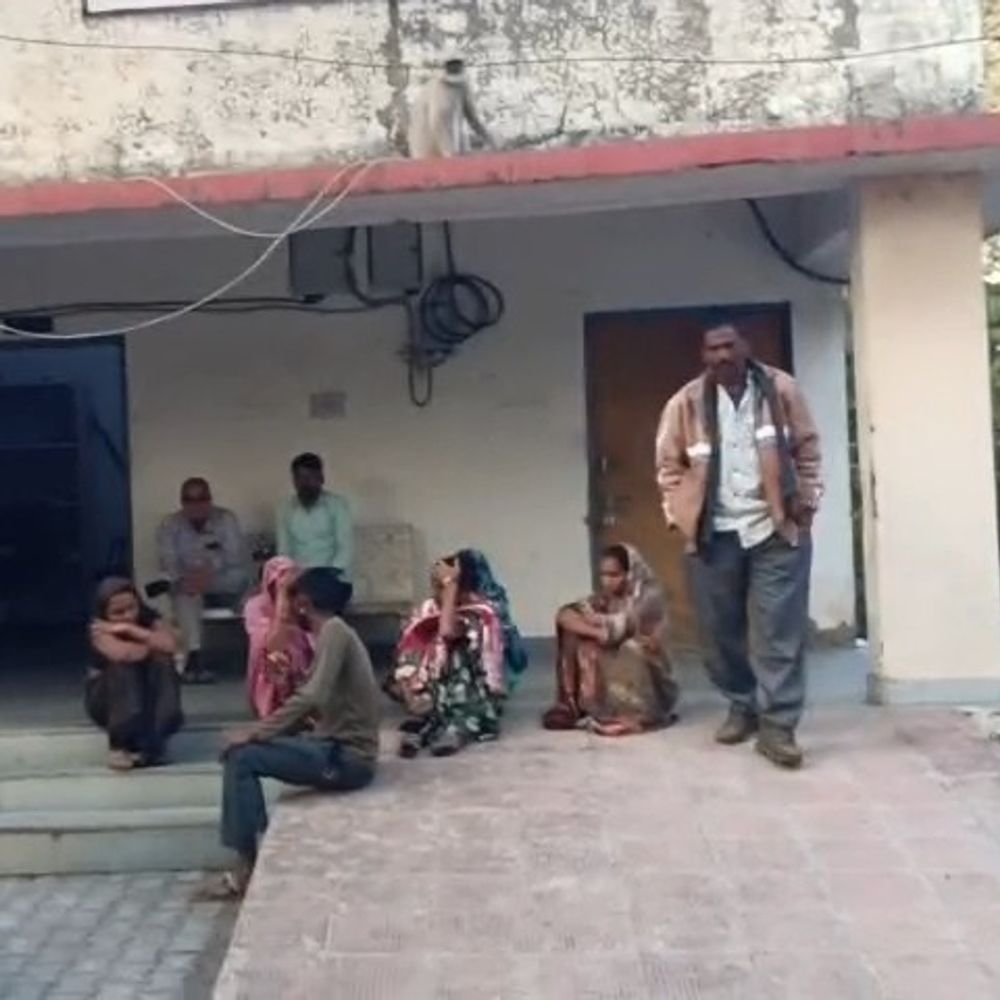 बांसवाड़ा में लकड़ियां लेने गए युवक की करंट से मौत:  ट्रांसफॉर्मर की चपेट में आया; इलाज के दौरान दम तोड़ा – Banswara News