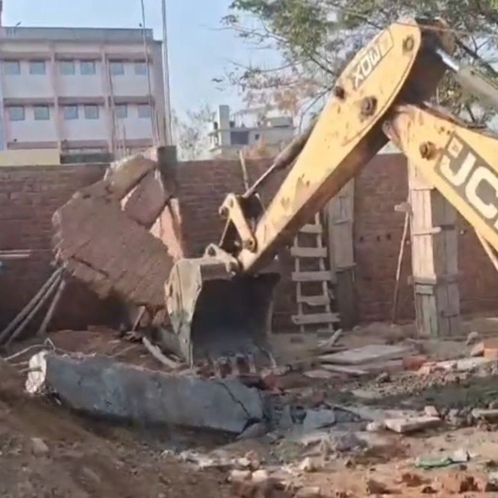 धनबाद में 8 लेन सड़क किनारे अतिक्रमण पर चला बुलडोजर:  जिला प्रशासन ने दर्जनों अवैध दुकानों और मकानों को हटाया – Dhanbad News