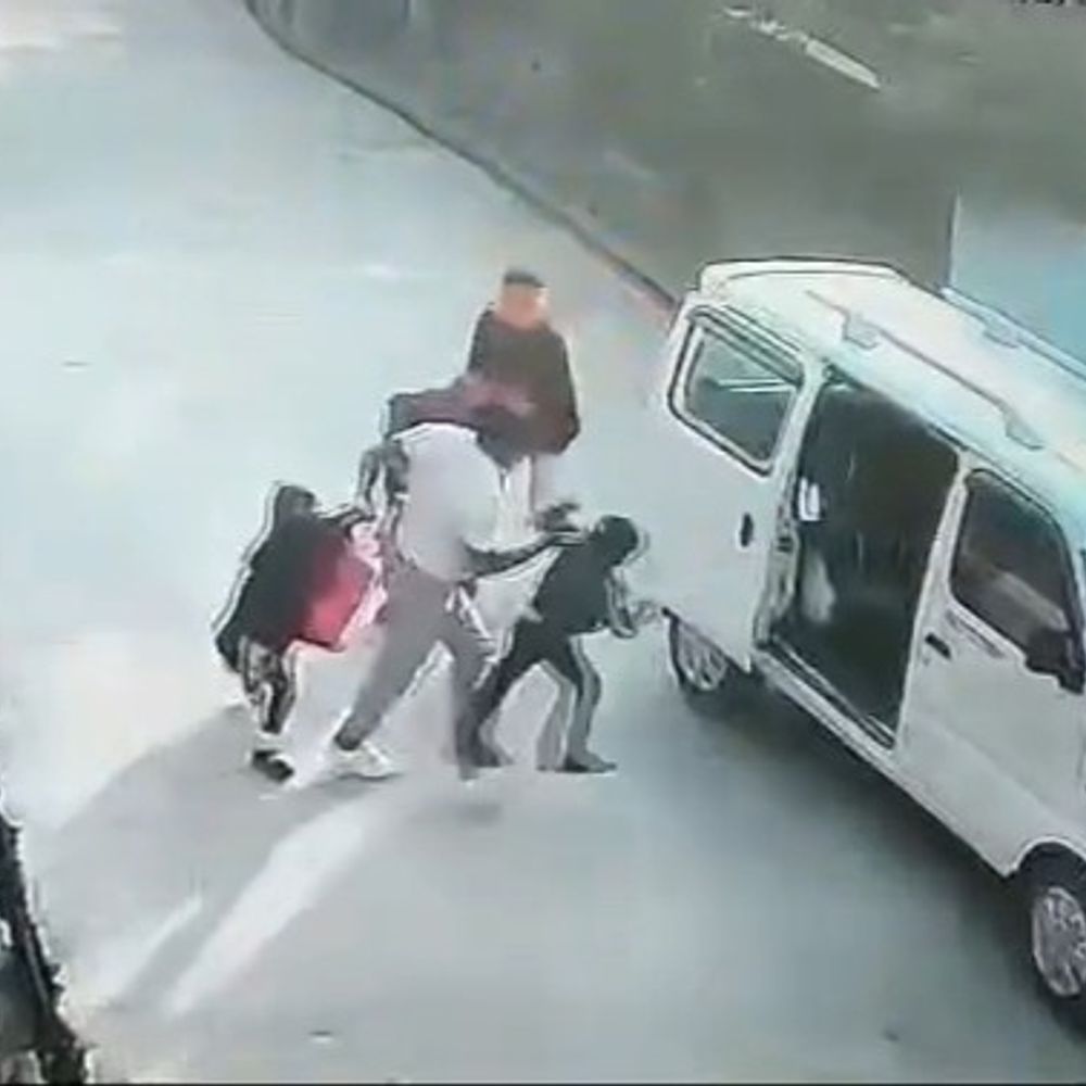 दिनदहाड़े महिला और बच्चों का अपहरण, CCTV में कैद वारदात:  शिवपुरी में पति पर जबरन कार में बैठाकर ले जाने का आरोप, 5 साल से कोर्ट में चल रहा तलाक केस – Shivpuri News
