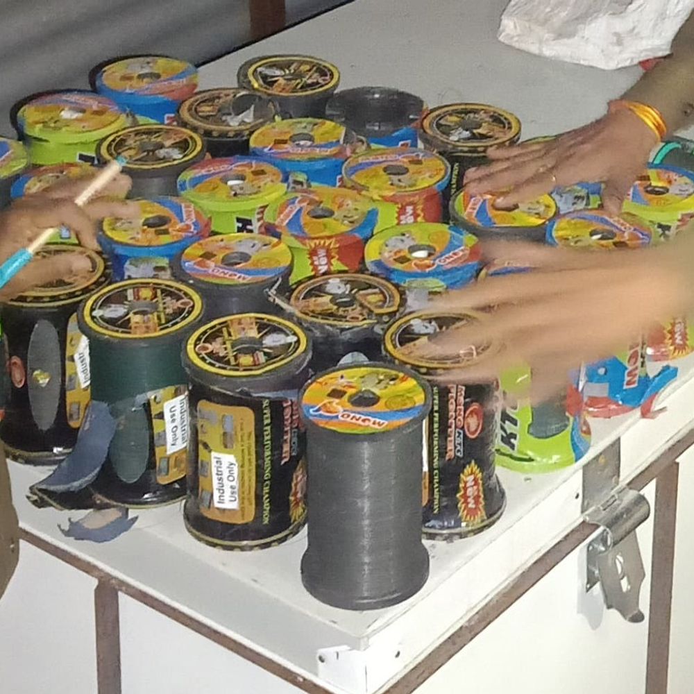 आगर मालवा में चाइना डोर से बाइक सवार घायल:सुसनेर में पुलिस ने प्रतिबंधित मांझा बेचते युवक गिरफ्तार, 20 हजार की डोर जब्त