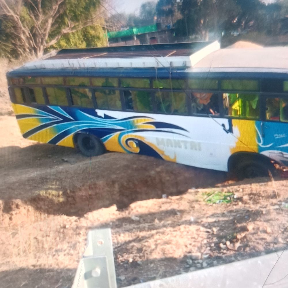 गुमला में यात्रियों से भरी बस दुर्घटनाग्रस्त, तीन बार पलटी:  एक दर्जन लोग जख्मी, पैसेंजर्स ने कहा- ड्राइवर तेज रफ्तार में चला रहा था गाड़ी – Gumla News