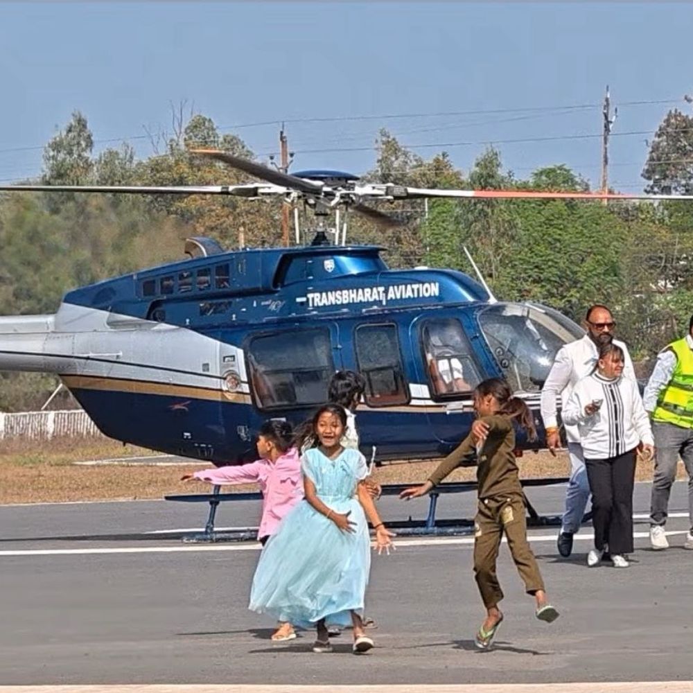 उज्जैन में व्यवसायी ने 11 बच्चों को कराई हवाई सैर:हेलिकॉप्टर में उड़ान भरकर पूरा किया सपना