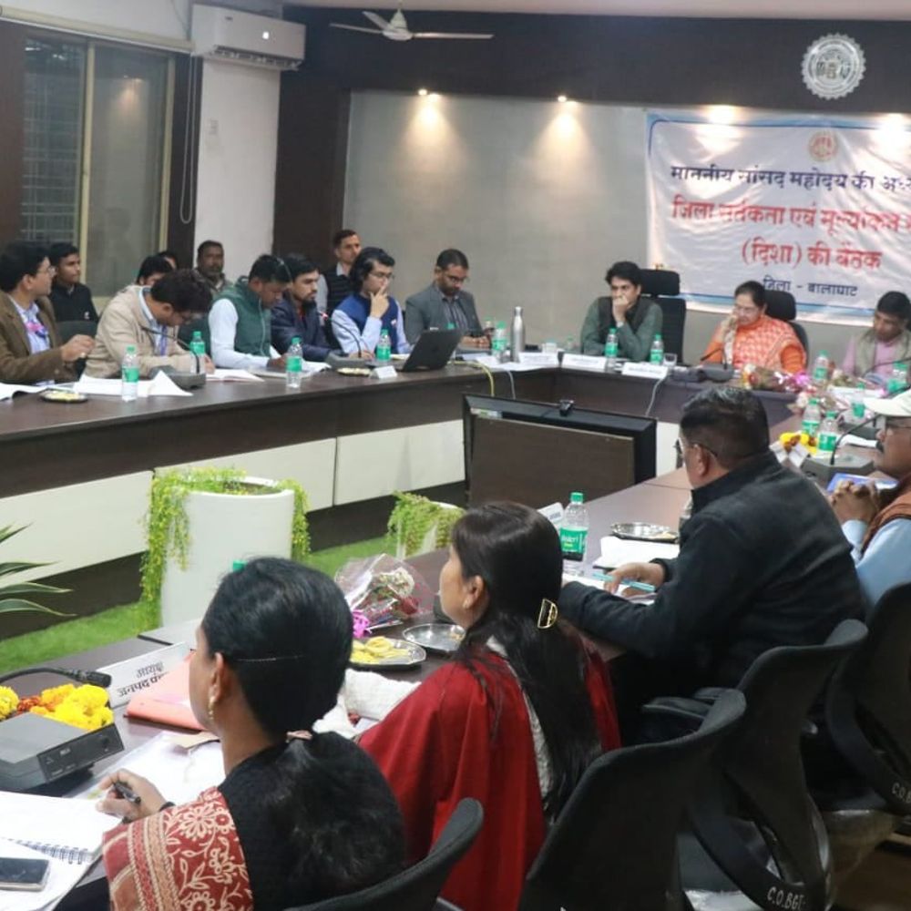 बालाघाट सांसद ने हाईवे और रेलवे ओवरब्रिज को बताया खराब:बैठक में कहा- एमपीआरडीसी ठेकेदारों पर कार्रवाई करे, कलेक्टर ने टंकियों की सफाई करने कहा