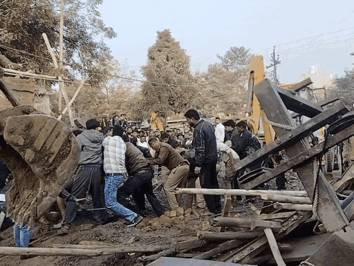 छतरपुर में नौगांव सीएमओ और सब इंजीनियर सस्पेंड:स्वागत द्वार हादसे में बड़ा एक्शन; ठेकेदार पर FIR के निर्देश