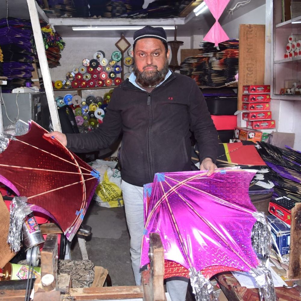 मकर संक्रांति पर लखनऊ में पतंगबाजी, बाजारों में रौनक:नवाबों के दौर में बकरे के खून से बनता था मांझा, अब चाइनीज का चलन