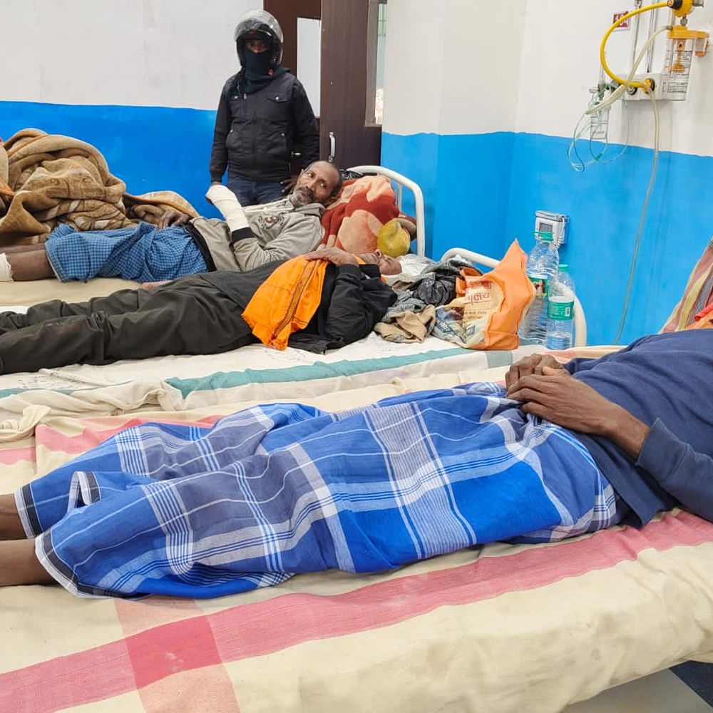 परिजनों ने डॉक्टर पर लापरवाही का आरोप लगाया:सहरसा सदर अस्पताल से मरीज को छुट्टी देने पर हंगामा, उपाधीक्षक बोले-होगी जांच