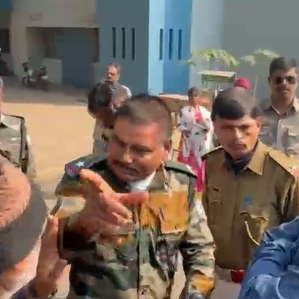धनबाद के कुमारडूबी कोलियरी चोरी मामला:  थाना परिसर में हंगामा, थाना प्रभारी पर धक्का-मुक्की करने का आरोप – Dhanbad News