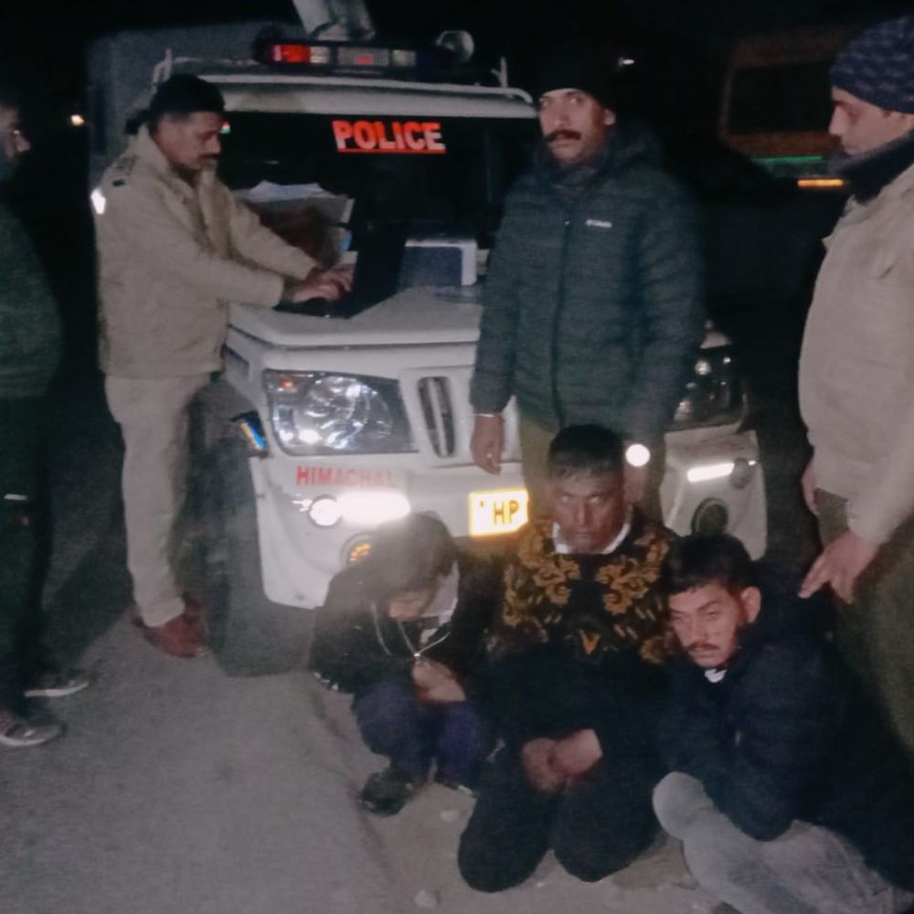 कांगड़ा में 852 ग्राम चरस बरामद:  नशा मुक्त हिमाचल अभियान; पुलिस ने ऑल्टो कार से मंडी के 2 तस्करों को किया गिरफ्तार – Dharamshala News