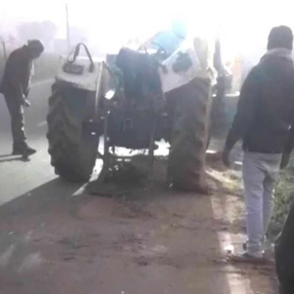 सीतापुर में अवैध बालू लदा ट्रैक्टर पलटा, चालक की मौत:पुलिस पर मिलीभगत का आरोप, बालू की जगह डलवाई मिट्टी