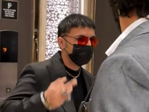 दिशा के रूमर्ड बॉयफ्रेंड ने मीडिया को दिखाई मिडिल फिंगर:नूपुर सेनन के रिसेप्शन में कैमरे से बचते दिखे तलविंदर, पार्टी से साथ निकले दोनों