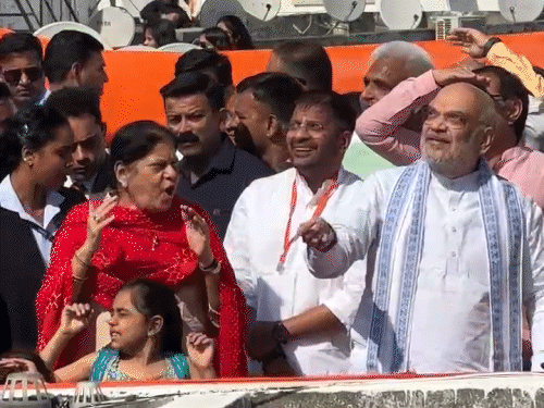 गुजरात में मकर संक्रांति:सीएम ने गांधीनगर में, अमित शाह ने गांधीनगर के कई इलाकों में पतंग उड़ाई