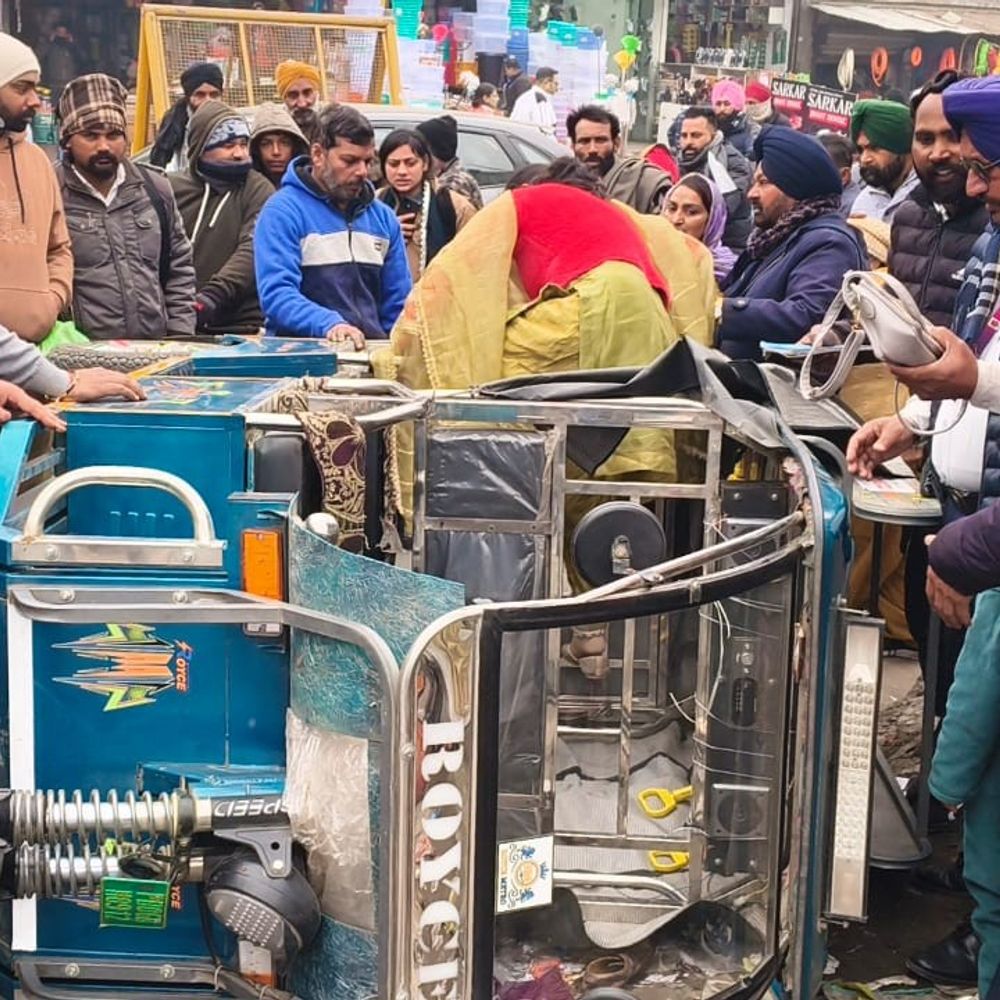 गुरदासपुर में ई-रिक्शा पलटा, यात्री सुरक्षित निकाले गए:  सड़क में गड्ढे में फंसकर हुआ हादसा, बाल-बाल बची महिलाएं व बच्चे – Batala News