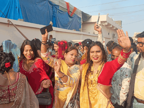 कानपुर में किन्नरों की शोभायात्रा की तस्वीरें:विंटेज कार, शाही बग्गी और घोड़े-ऊंट पर सवार होकर निकले, जमकर डांस किया