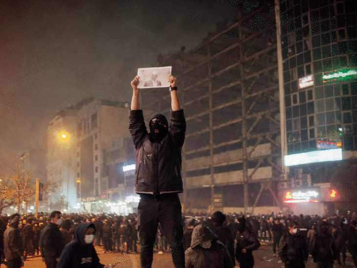 क्या पाकिस्तान से आए लोगों ने ईरान में भड़काई हिंसा:कहां से आए अमेरिकी हैंड ग्रेनेड और हथियार, 2500 मौतों की जिम्मेदार पाकिस्तान आर्मी