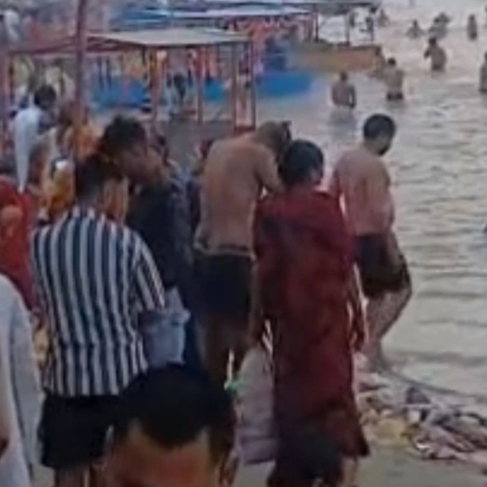 बदायूं के गंगा घाटों पर उमड़ी श्रद्धालुओं की भीड़:  मकर संक्रांति पर किया गंगा स्नान, दान-पुण्य, परिवार की खुशहाली की प्रार्थना – Badaun News