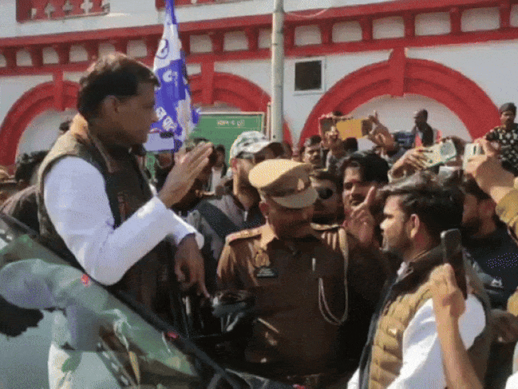 झांसी में संविधान बचाओ परिचर्चा कार्यक्रम रद्द,पुलिस ने ताला डाला:  भड़के दामोदर यादव बोले-धीरेंद्र शास्त्री के इशारे पर नाच रही सरकार और प्रशासन – Jhansi News