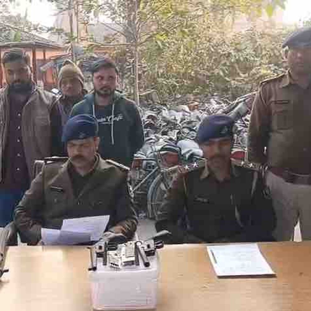 मोतिहारी में हथियारों के साथ 2 बदमाश गिरफ्तार:पेट्रोल पंप पर झगड़े की तैयारी; पुलिस एक्शन से हिंसक झड़प टली