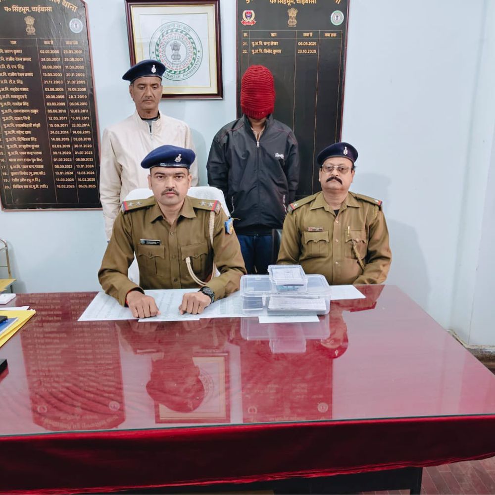 चाईबासा में फर्जी पुलिस गिरोह का भंडाफोड़:  एक गिरफ्तार, नाबालिग हिरासत में; लोगों को डरा-धमका कर करते से अवैध वसूली – Chaibasa (West Singhbhum) News