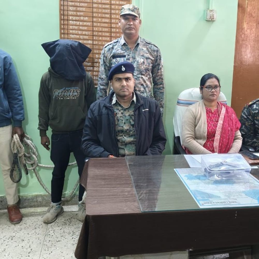 स्कूल के पास हथियार संग घूमता युवक गिरफ्तार:  पुलिस ने देशी कट्टा और जिंदा कारतूस किया बरामद, घेराबंदी कर पकड़ा गया – Palamu News