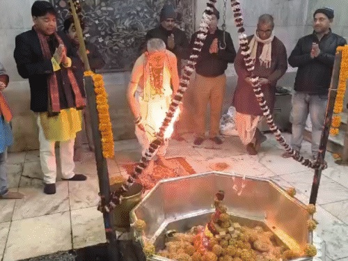 बाबा गरीबनाथ का 101 किलो लाई-तिलकुट से महाश्रृंगार:मकर संक्रांति पर मंदिर में भक्तों की भीड़, वर्षों से चली आ रही परंपरा