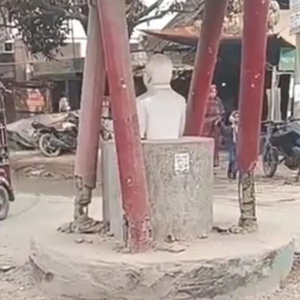 कटिहार में अंबेडकर प्रतिमा को नुकसान:  भारी ट्रक-हाइवा की आवाजाही से चबूतरा टूटा, लोगों में नाराजगी; भीम आर्मी ने डीएम को ज्ञापन सौंपा – Katihar News