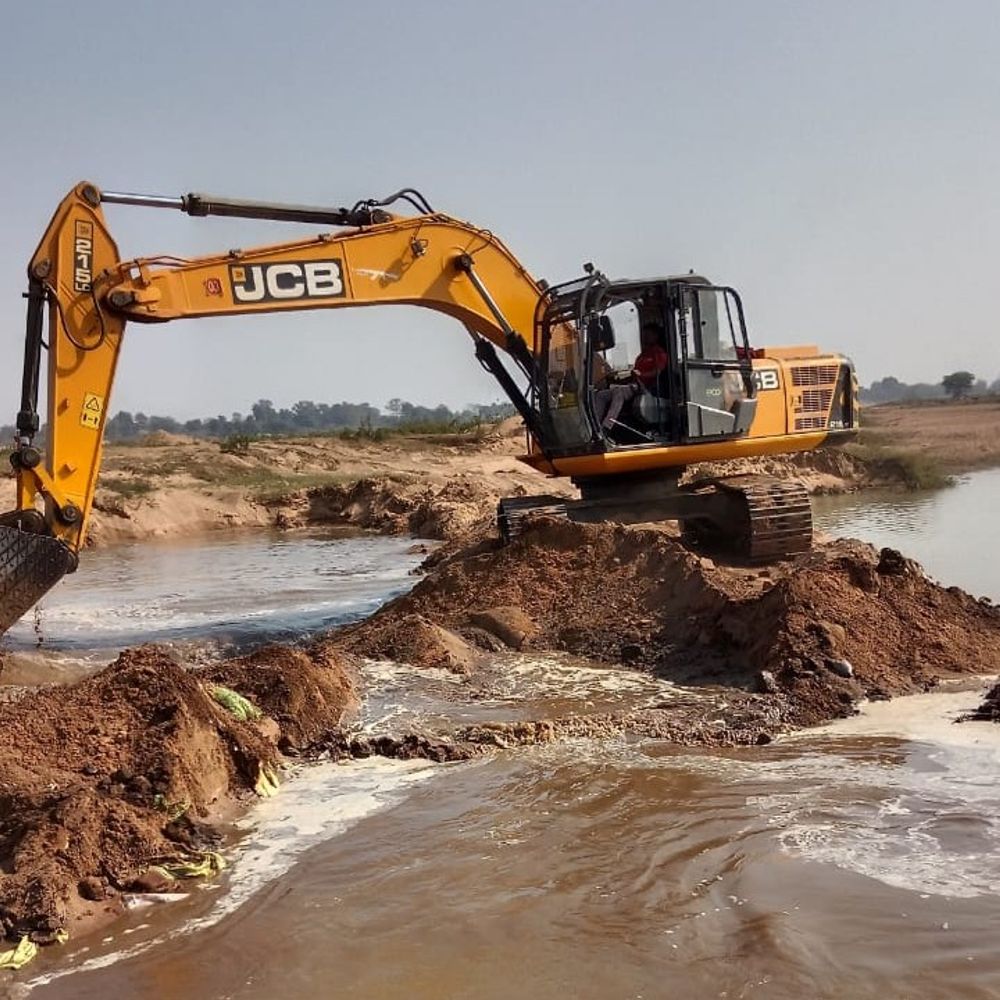 धमतरी में अवैध रेत खनन पर बड़ी कार्रवाई:  JCB, हाईवा, ट्रैक्टर जब्त; लंबे समय से चल रहे रैंप नष्ट – Dhamtari News