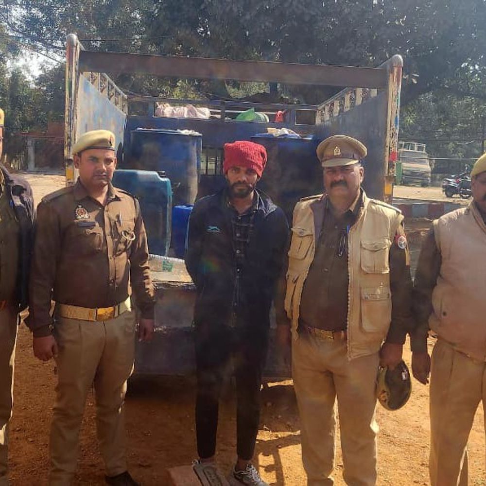 सोनभद्र पुलिस ने अवैध तेल कालाबाजारी के खिलाफ की कार्रवाई:  दो थाना क्षेत्रों में छापेमारी, तीन गिरफ्तार, लाखों का अवैध तेल जब्त – Sonbhadra News